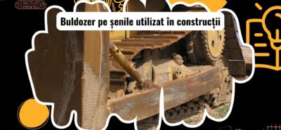 Buldozer pe șenile lucrând pe teren accidentat